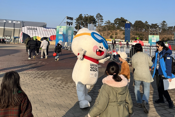 Moongcho, the mascot of the Gangwon 2024 Winter Youth Olympics, greets spectators at Gangneung Olympic Park in Gangneung, Gangwon on Wednesday. [MARY YANG]