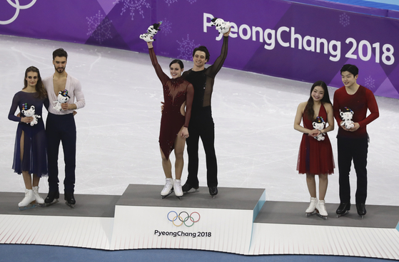 Maia Shibutani and Alex Shibutani of the United States, right, stand on the podium at the Gangneung Ice Arena after winning bronze in the ice dance at the PyeongChang 2018 Winter Olympics in Gangneung, Gangwon on Feb. 20, 2018. [AP/YONHAP]