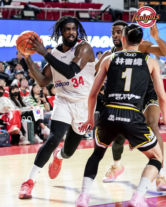 The Seoul SK Knights' Jameel Warney, left, in action during an East Asia Super League game against New Taipei Kings at Jamsil Student’s Gymnasium in southern Seoul in a photo shared on the Knights' official Instagram account on Wednesday. [SCREEN CAPTURE]