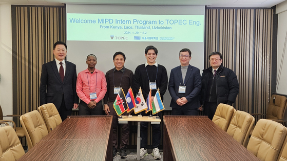 Students that will intern at Topec Engineering pose for a photo during an introduction session with the company. [UNIVERSITY OF SEOUL]
