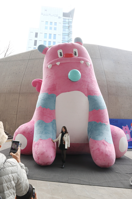 Seoul’s mascot, “Haechi,” got a makeover. The Seoul Metropolitan Government introduced an 8-meter-tall (26-feet) air-filled Haechi at Dongdaemun Design Plaza (DDP) in Jung District, central Seoul, on Thursday. A recent redesign changed Haechi’s body from yellow to pink and white. The Haechi was designated the city’s symbol in 2008 when the incumbent mayor, Oh Se-hoon, was serving his first term. [YONHAP]