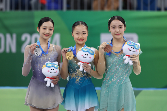 Korea's Shin Ji-a, left, poses with Japan's Shimada Mao and Takagi Yo during the medal ceremony for women's single figure skating at the Gangwon 2024 Winter Youth Olympic Games in Gangneung, Gangwon on Tuesday. [XINHUA]