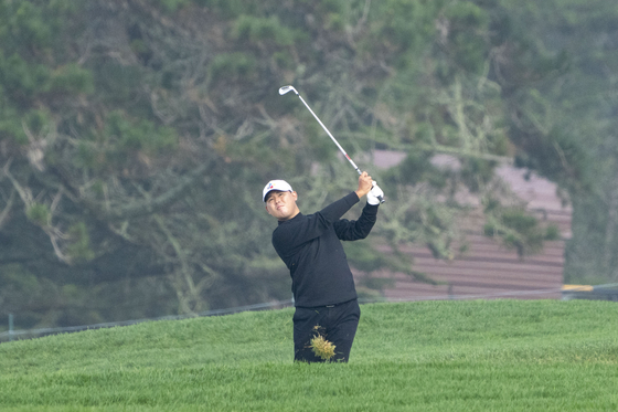 Korea's Kim Si-woo hits his second shot on the 10th hole during the first round of the AT&T Pebble Beach Pro-Am golf tournament at Pebble Beach Golf Links in Pebble Beach, California on Thursday. [REUTERS/YONHAP]