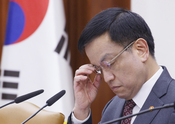 Finance Minister Choi Sang-mok speaks during an emergency meeting of economic ministers in Seoul on Friday. [YONHAP]