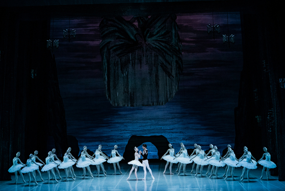 The Korean National Ballet presents the timeless ballet classic “Swan Lake″ in March at the LG Arts Center in Magok-dong of Gangseo District, western Seoul. [KNB]  