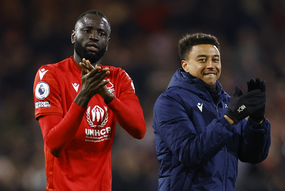 Jesse Lingard, right, applauds fans with Cheikhou Kouyate after a Premier League match between Nottingham Forest and Brighton & Hove Albion at The City Ground in Nottingham, England on April 26, 2023. [REUTERS/YONHAP] 