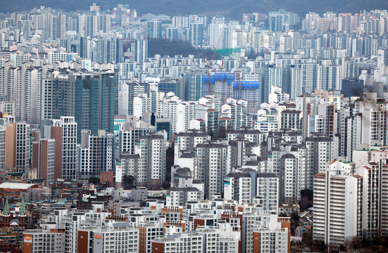 Apartment buildings in Seoul. The photo was taken in Jan. 21 from Namsan in central Seoul. [YONHAP]