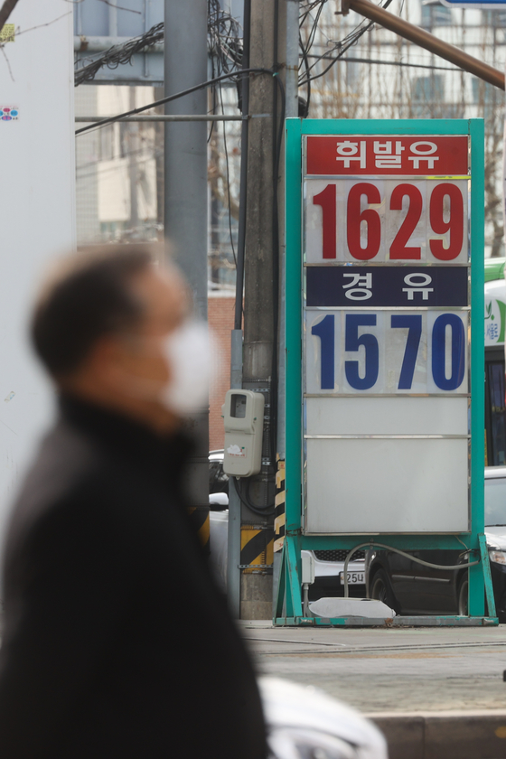 Average prices for gasoline and diesel at gas stations in Korea moved up for the first time in 17 weeks following the rise of global oil prices. The average price of gasoline in the fifth week of January was 1,579 won ($1.2) per liter, up 15.3 won from a week earlier, according to Opinet, the Korea National Oil Corporation’s oil price management system. [YONHAP]