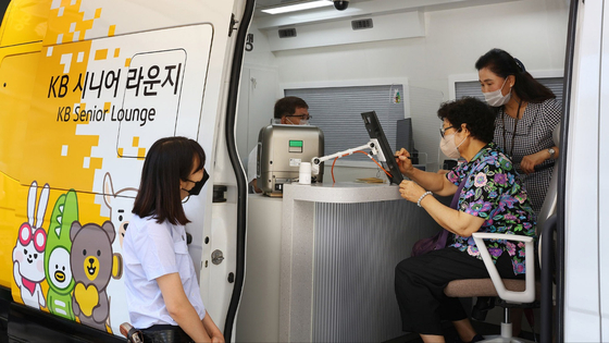 KB Kookmin Bank runs a weekly ″KB Senior Lounge″ service in which staff members visit community centers for the elderly to provide them with banking services. [KB KOOKMIN BANK]