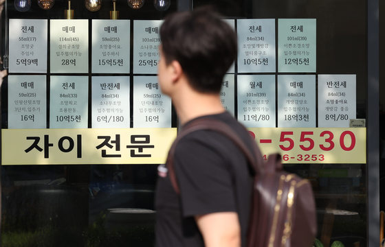 Apartment purchasing and rental prices on the window of a realtor’s office in Seoul last October. According to the signs, the sales price of a 114 square-meter apartment unit was 2.8 billion won, while that of a 59-meter unit was 1.55 billion won.[NEWS1]