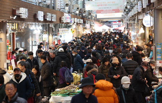 People visit Gyeongdong Market in Dongdaemun District, central Seoul, on Sunday, ahead of the upcoming Lunar New Year holiday, which starts on Friday. [YONHAP]