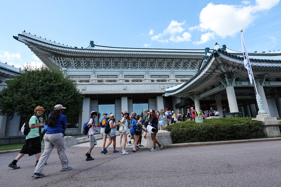 Tourists look around the Blue House, or the former presidential residence and office, in Jongno District, central Seoul [YONHAP]