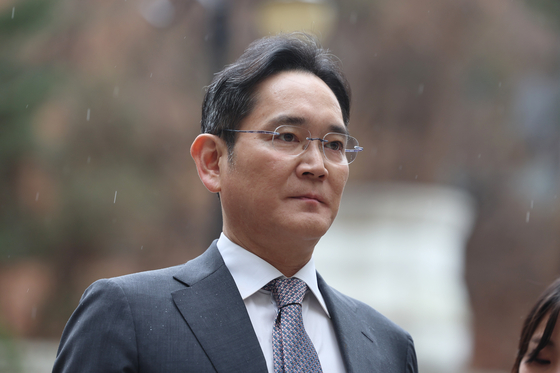 Samsung Electronics Co. Chairman Lee Jae-yong arrives at the Seoul Central District Court in Seocho District, southern Seoul, on Monday afternoon, ahead of the hearing where the court delivered its judgement. [YONHAP]