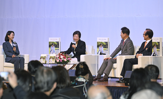 President Park Geun-hye answering questions during an event, marking the publishing of her memor, at the Bareumi Hotel Inter-Bulgo in Daegu on Monday. [JOINT PRESS CORPS]