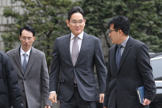 Samsung Electronics Executive Chairman Lee Jae-yong attends the trial on Monday at the Seoul District Court in southern Seoul. [NEWS1]