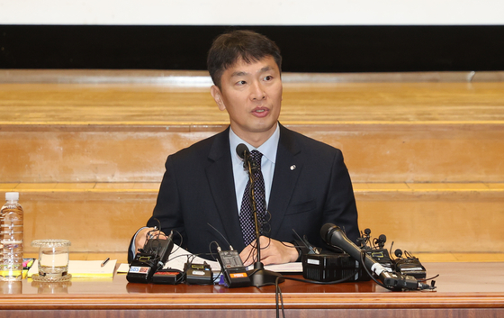 Financial Supervisory Service (FSS) Gov. Lee Bok-hyun speaks during a press conference held on Monday at the FSS headquarters in western Seoul. [YONHAP]