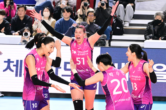 Heungkuk Life Insurance Pink Spiders' Willow Johnson, second from left, celebrates with her teammates during a V League game against Gimcheon Korea Expressway Hi-Pass at Gimcheon Gymnasium in Gimcheon, North Gyeongsang on Jan. 30. [NEWS1] 