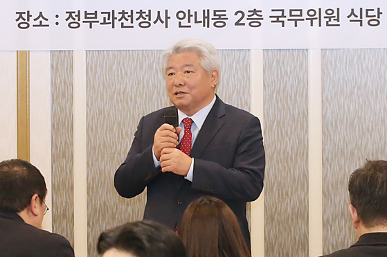The Korea Communications Commission (KCC) Chairman Kim Hong-il speaks to the press on Monday at a luncheon meeting held at Gwacheon governmental complex in Gyeonggi. [KCC]