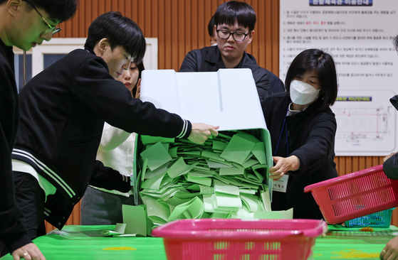  Members of the National Election Commission’s Daejeon office practice the counting of votes on Jan. 31 for the upcoming general election in April. [YONHAP] 