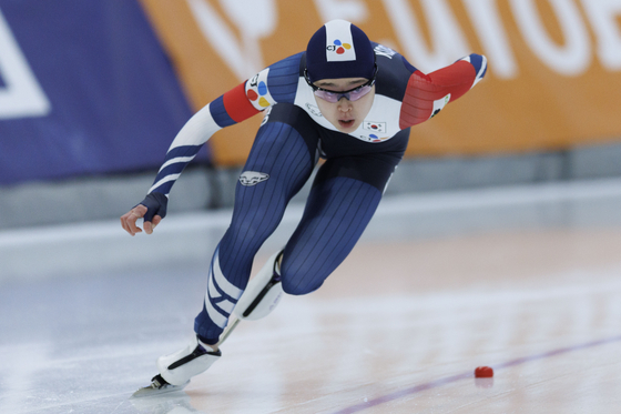 Kim Min-sun competes during the women's second 500 meters at the International Skating Union World Cup Speed Skating in Quebec City, Canada on Sunday. [EPA/YONHAP] 