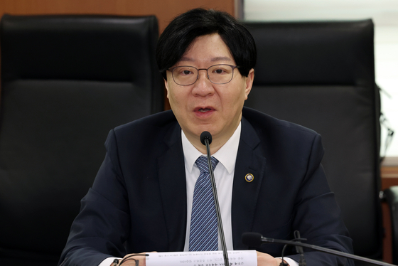 Financial Services Commission (FSC) Vice Chairman Kim So-young speaks in a meeting held to improve regulations on merger and acquisition deals in Yeouido, western Seoul, on Tuesday. [NEWS1]