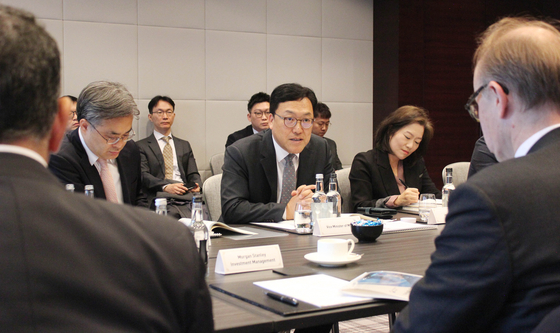Kim Byoung-hwan, center, the first vice minister of economy and finance, speaks during an investor event held on Monday in London with representatives from foreign investment firms in attendance. [MINISTRY OF ECONOMY AND FINANCE]