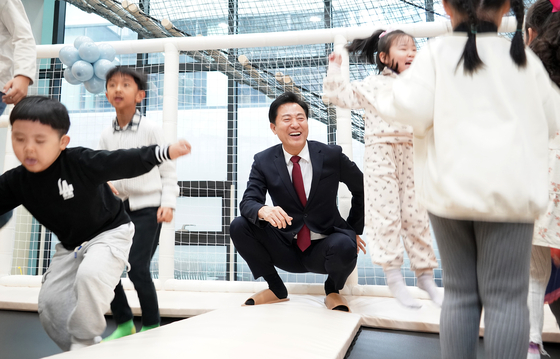 Seoul Mayor Oh Se-hoon watches kids play in a city-run indoor playground in Dongjak District, southern Seoul, on Nov. 22, 2023. [SEOUL METROPOLITAN GOVERNMENT] 