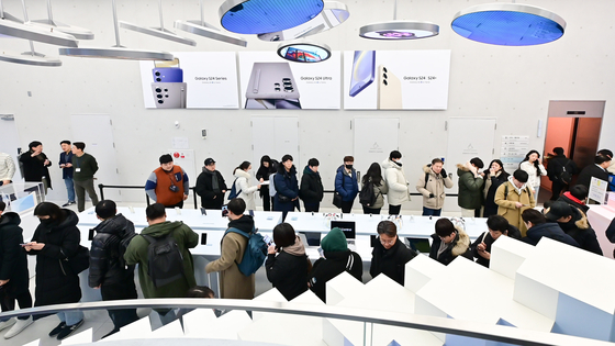 Customers who made pre-orders for Galaxy S24 series wait in a queue to receive their devices at Samsung Gangnam on Jan. 28. [NEWS1]