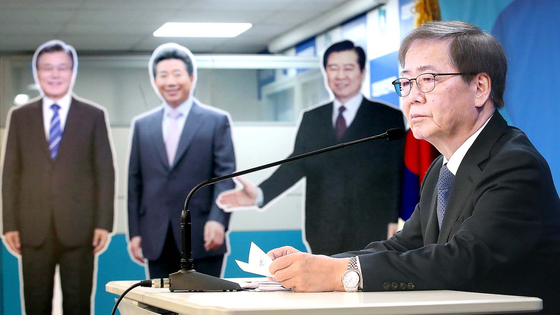 Im Hyuk-baek, chairman of the Democratic Party’s (DP) nomination committee, announces the results of the first round of screening of candidates for the April 10 general elections at the DP headquarters in Yeouido, western Seoul, Tuesday. [NEWS1]
