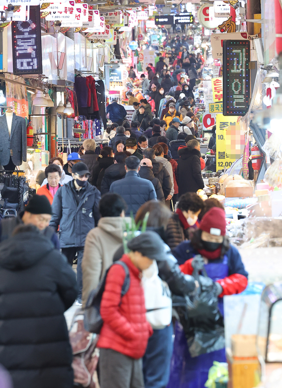 Yonghyeon Market in Michuhol District, Incheon on Tuesday is packed with shoppers searching for food and ingredients for Lunar New Year, which will start on Friday and last until Monday. [YONHAP]