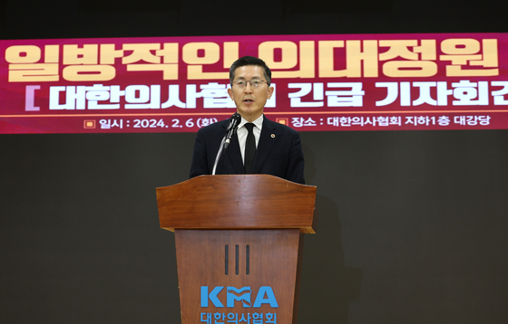 Lee Pil-soo, the head of the Korea Medical Association, speaks during a press conference held in Yongsan District on Tuesday morning. Lee stepped down from his position after the government decided to increase the enrollment quota for medical schools by 2,000. [YONHAP] 