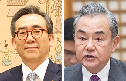 Foreign Minister Cho Tae-yul, left, and Chinese Foreign Minister Wang Yi [JOINT PRESS CORPS] 