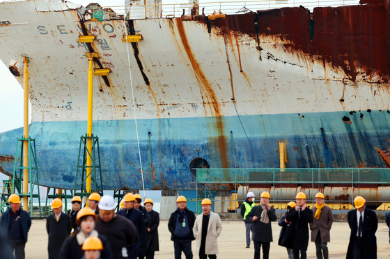 The salvaged Sewol ferry stands at a port in Mokpo, South Jeolla, on Jan. 2, where bereaved families of the victims and civic groups held a press conference calling for prosecution of those responsible for the disaster that took the lives of over 300 people, many of them students, nearly 10 years ago. [YONHAP] 