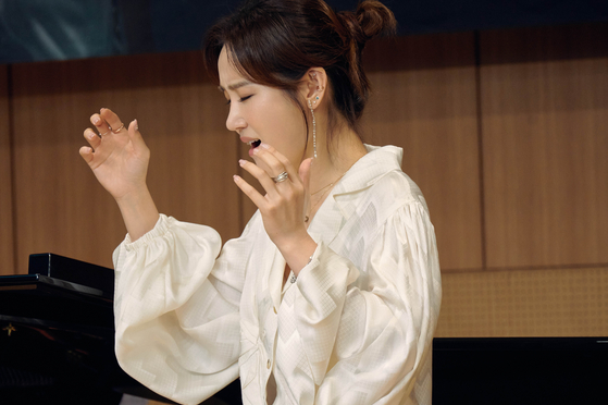 Hera Hyesang Park sings during a press conference for her latest album ″Breathe″ in Seocho District, southern Seoul, on Monday. [UNIVERSAL MUSIC GROUP]