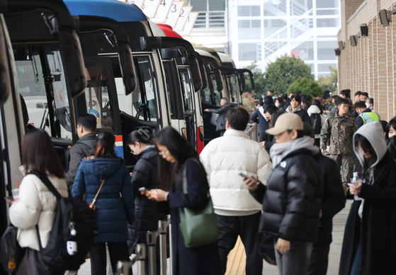 Commuters crowd the Seoul Express Bus Terminal in Gangnam District, southern Seoul, on Wednesday, ahead of the four-day Lunar New Year holiday that starts from Friday. [YONHAP] 