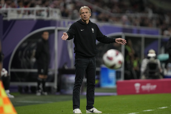 Korea's head coach Jurgen Klinsmann reacts during the semifinal between Jordan and Korea at Ahmed bin Ali Stadium in Qatar on Tuesday. [AP/YONHAP]