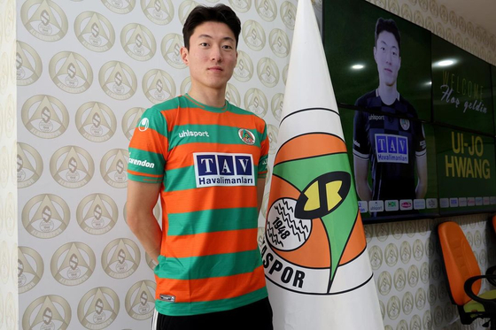 Hwang Ui-jo poses for a photo in an Alanyaspor jersey in a photo shared on the club's official Instagram account on Tuesday. [SCREEN CAPTURE]
