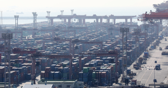 Korea logged a current account surplus of $35.49 billion last year, up 37 percent on-year. A port in Busan on Thursday. [NEWS1]