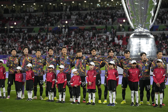 Korea stands for their national anthem before the semifinal match versus Jordan at Ahmad Bin Ali Stadium in Al Rayyan, Qatar. [AP/YONHAP]