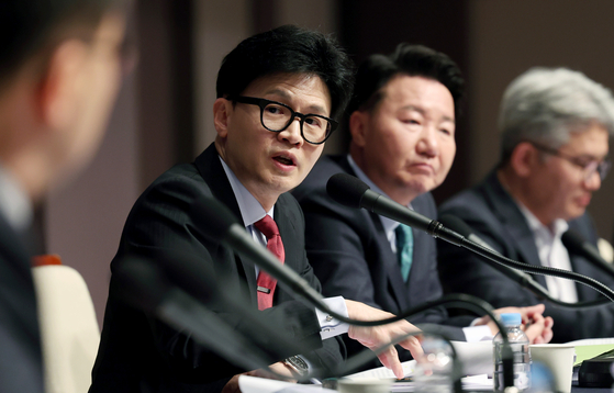People Power Party interim leader Han Dong-hoon, second from left, makes a speach at a Kwanhun Club, a journalist association, forum held in Seoul on Wednesday. [NEWS1]