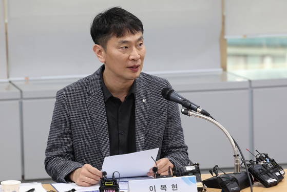 Financial Supervisory Service Gov. Lee Bok-hyun speaks during a meeting with CEOs of Korea's virtual asset service operators on Wednesday in Mapo District, western Seoul. [YONHAP] 