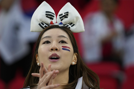 A Korean fan cheers for the team before the semifinal match between Jordan and Korea at Ahmed bin Ali Stadium in Qatar on Tuesday. [AP/YONHAP]