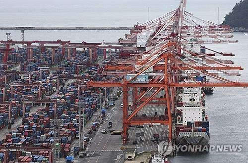  This file photo taken Sept. 21, 2023, shows a port in the southeastern city of Busan. [YONHAP]