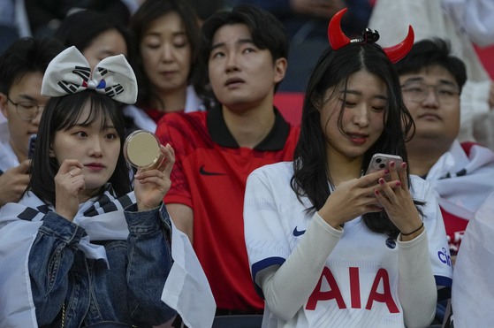 Korean fans before the semifinal match between Jordan and Korea. [AP/YONHAP]