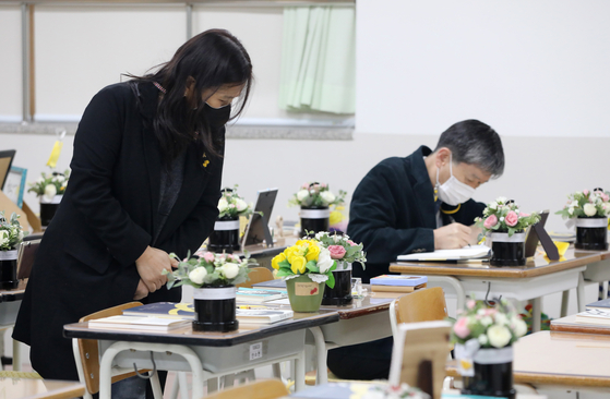 People visit the classroom once used by Danwon High School students who died in the Sewol ferry's sinking in 2014, on April 12, 2021. [YONHAP] 
