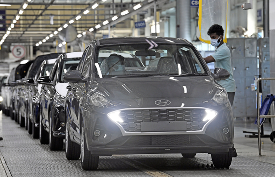 Hyundai Motor employees make cars at its plant in Chennai in Tamil Nadu. [HYUNDAI MOTOR]