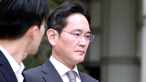 Lee Jae-yong, chairman of Samsung Electronics, walks out of the Seoul Central District Court upon the verdict pronouncing him innocent of the charges of breach of trust and accounting fraud on Monday. [YONHAP]