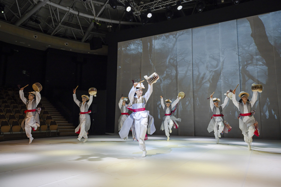 The National Dance Company of Korea's traditional performance titled ″Festival″ is being staged at the National Theater of Korea in central Seoul during the seollal holidays from Feb. 9 to 11. [NATIONAL THEATER OF KOREA] 