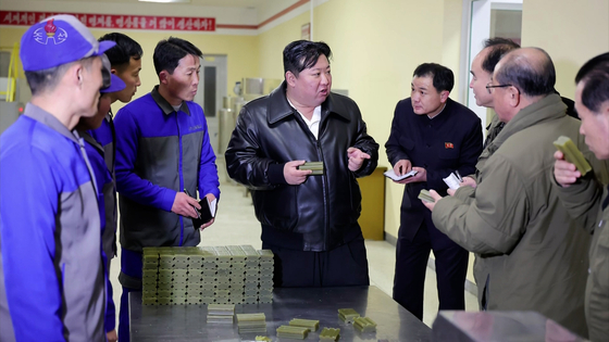 North Korean leader Kim Jong-un, center, speaks with officials during a tour of factories in Kimhwa County, Kangwon Province, on Wednesday, reported the state-media Korean Central TV. [YONHAP] 