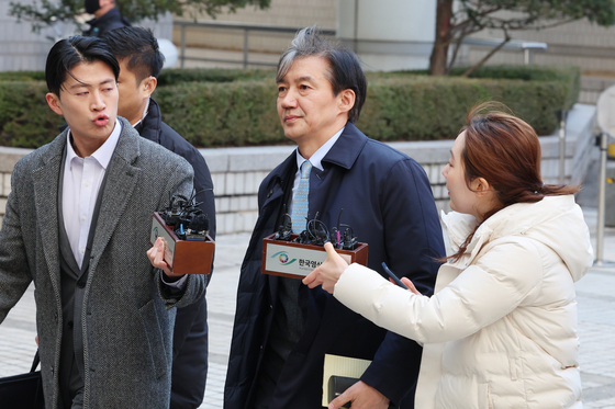 Former Justice Minister Cho Kuk entering the Seoul High Court on Thursday. [YONHAP]